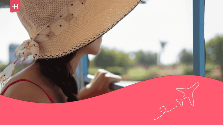 Jeune femme avec un chapeau en déplacement au Maroc et regardant le paysage